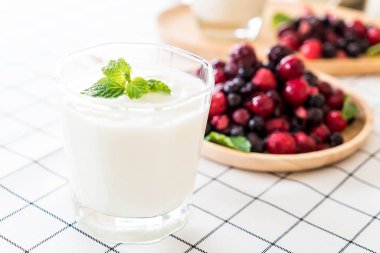 karışık meyveli Yoğurtlu