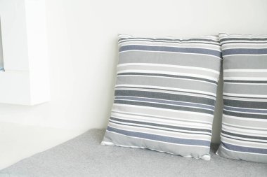 Oturma odasında kanepe dekorasyon güzel yastık 