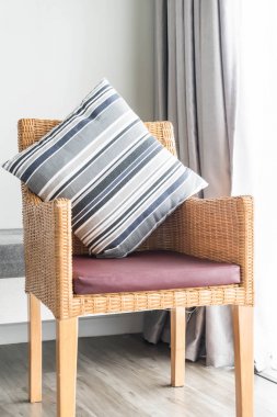 Kanepe oturma Interio dekorasyonda güzel lüks yastık