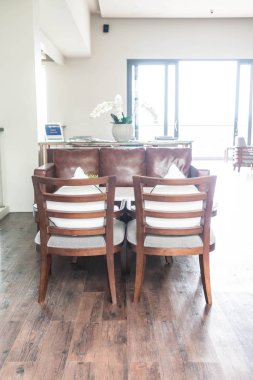 Teraslı bir salon Tablo ayarı 