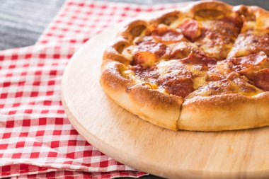 Ev yapımı biberli Pizza ahşap plaka üzerinde