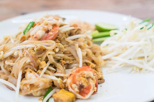 Gebratene Nudeln mit Garnelen oder Garnelen Pad Thai — Stockfoto