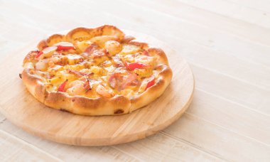 Ev yapımı hawaiian deniz ürünleri pizza