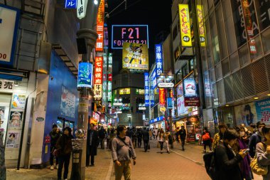 Tokyo, Japonya, 17 Kasım 2016: Shibuya Crossing, şehir sokak ile