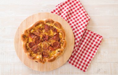 Ev yapımı biberli Pizza ahşap plaka üzerinde