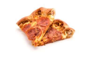 Beyaz zemin üzerine ev yapımı biberli Pizza 