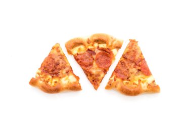 Beyaz zemin üzerine ev yapımı biberli Pizza 