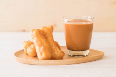 derin yağda kızartılmış hamur sopa ile süt çay