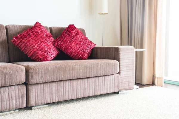 Hermosa almohada en la decoración del sofá en la sala de estar — Foto de Stock