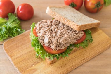 ton balıklı sandviç Wood