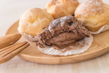 kremalı pasta plaka üzerinde