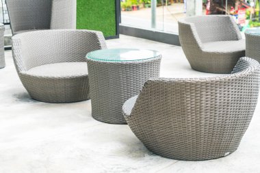 veranda boş sandalye ve masa