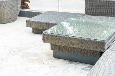 veranda boş sandalye ve masa