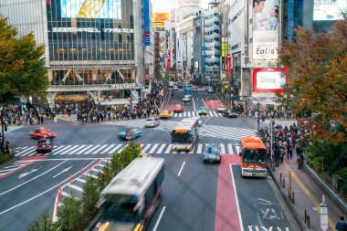 Tokyo, Japonya, 17 Kasım 2016: Shibuya Crossing, şehir sokak ile