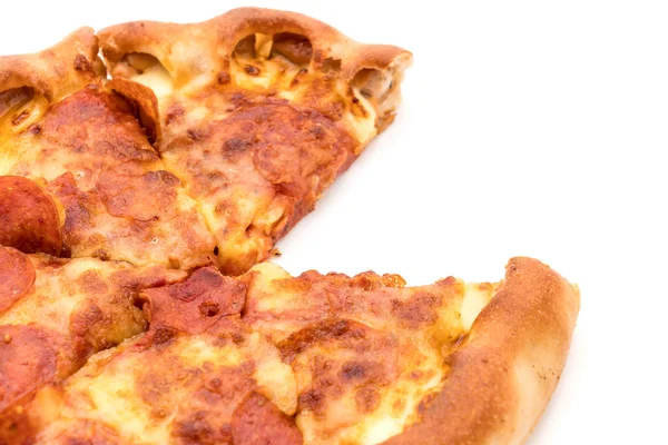 Beyaz zemin üzerine ev yapımı biberli Pizza 