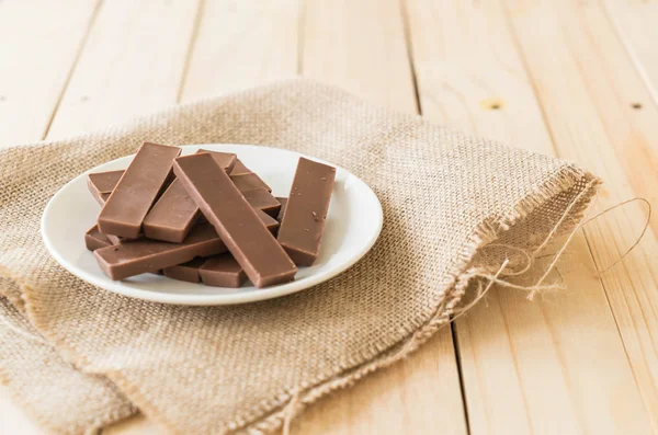 Barras de chocolate sobre fondo de madera — Foto de Stock