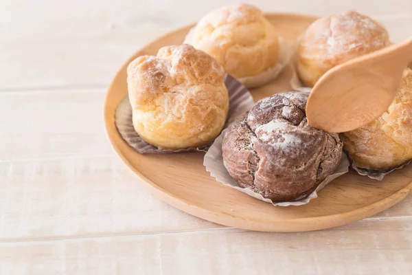 kremalı pasta plaka üzerinde