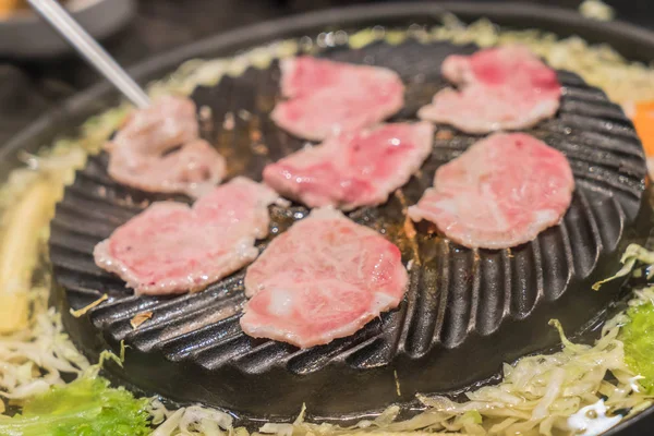 Carne de cerdo rebanada a la parrilla en la sartén —  Fotos de Stock