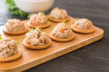 ton balıklı kraker ile yayıldı