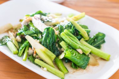 Kale ile gevrek domuz eti.