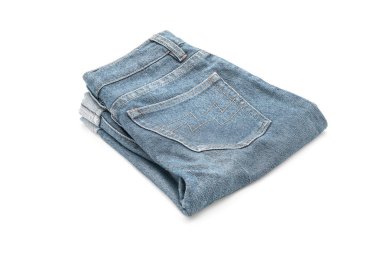 beyaz üzerine kısa jean 