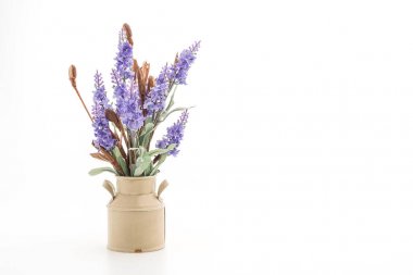 Cam vazo içinde sunulan Statice ve caspia çiçek