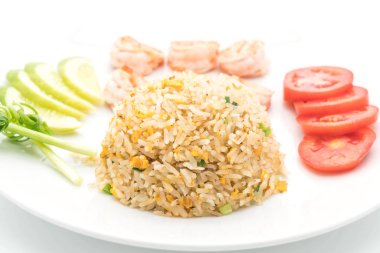 Kızarmış pirinç ve karides.