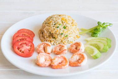 Kızarmış pirinç ve karides.