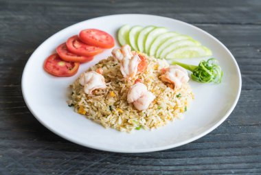 Kızarmış pirinç ve karides.