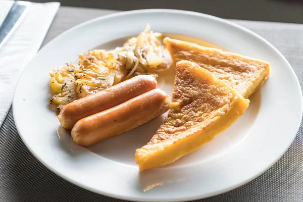 Frukost med stekt ananas, korv och skålar — Stockfoto