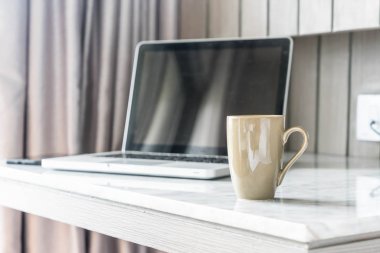 kahve fincanı dizüstü bilgisayar ve güzel lüks masa dekorasyonu 