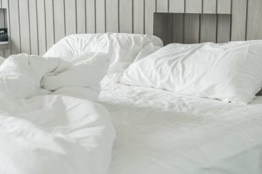 Beyaz dağınık yastık dekorasyonu yatak ile buruşuk yatak 