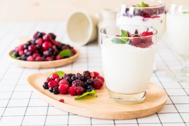 karışık meyveli Yoğurtlu