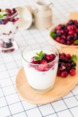 karışık meyveli Yoğurtlu