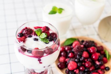 karışık meyveli Yoğurtlu