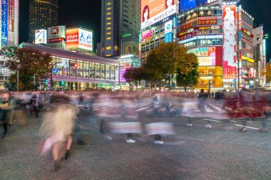 Tokyo, Japonya, 17 Kasım 2016: Shibuya Crossing, şehir sokak ile