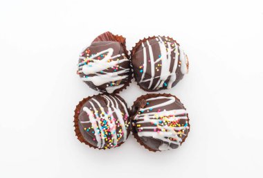 Beyaz süslü çikolata topu