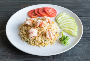 Kızarmış pirinç ve karides.