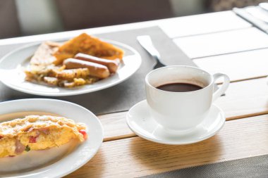 Kahvaltıda bir fincan kahve.