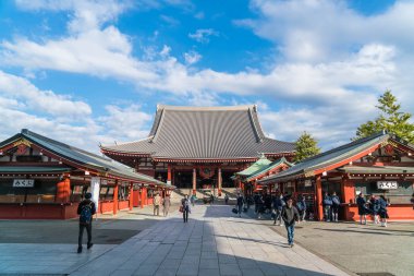 Tokyo-Kasım 16: Budist tapınağı Sensoji Novem tarihinde kalabalık insanlara