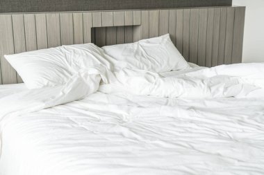 Beyaz dağınık yastık dekorasyonu yatak ile buruşuk yatak 