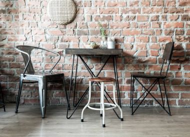 restoranda boş ahşap sandalye