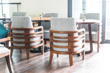 oturma odasında boş koltuk ve sandalye dekorasyon