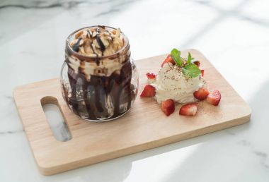 vanilyalı dondurma ile çikolatalı kek