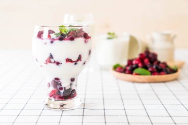 karışık meyveli Yoğurtlu