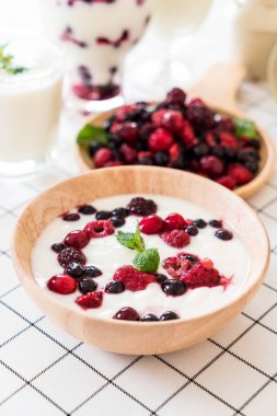 karışık meyveli Yoğurtlu