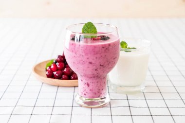 karışık meyveli yoğurt smoothies ile