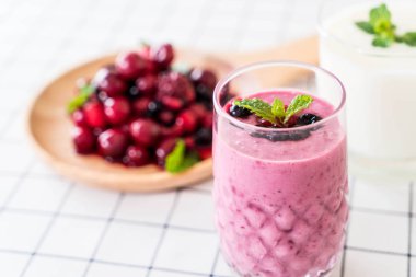 karışık meyveli yoğurt smoothies ile