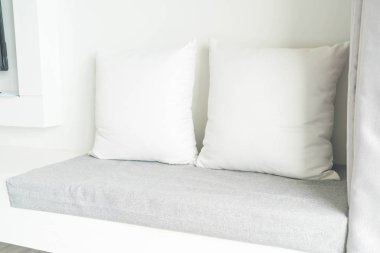 Oturma odasında kanepe dekorasyon güzel yastık 