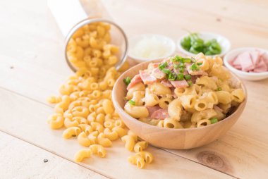 makarna peynir ve jambon